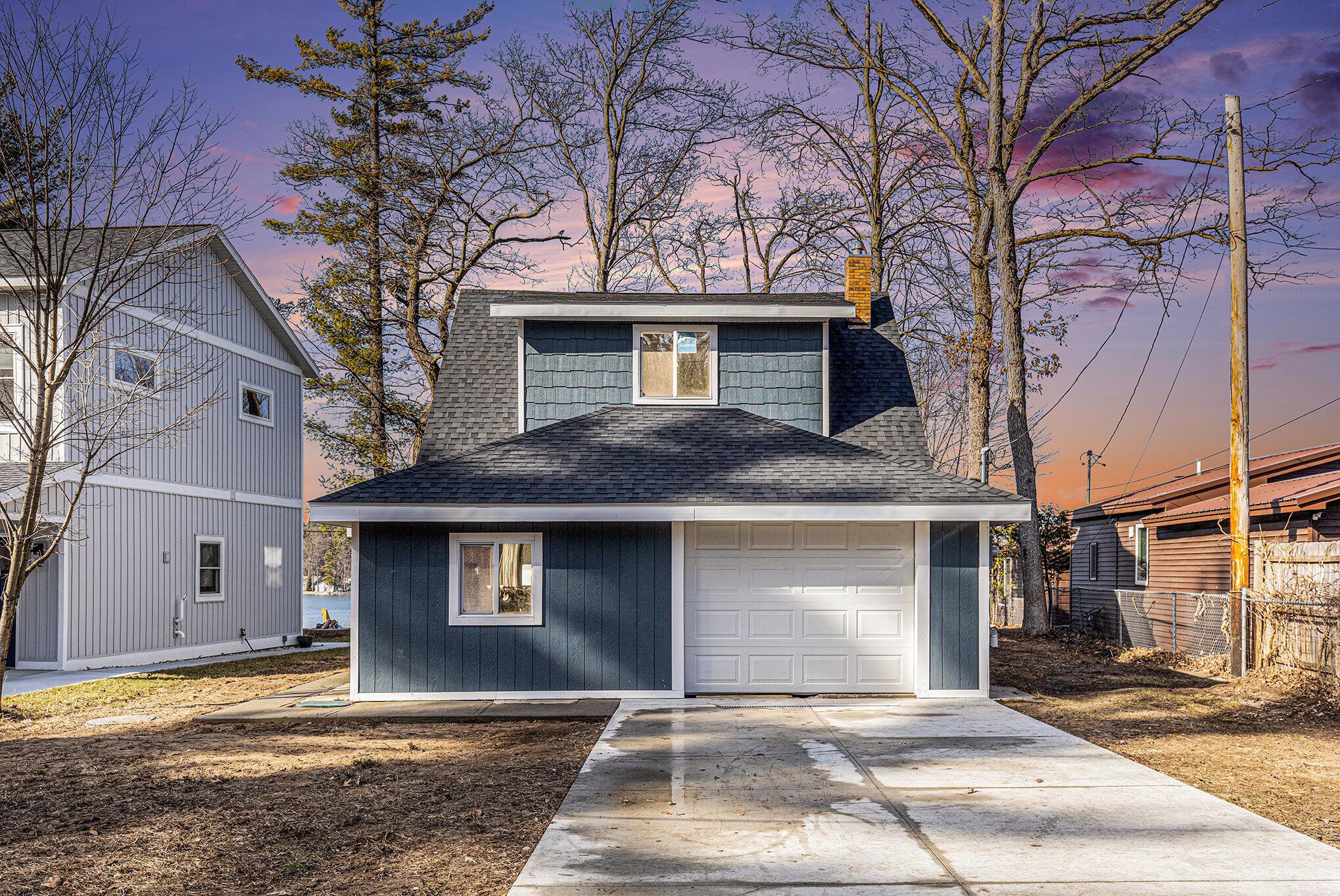 Image 1: 001_front_47-twilight_613