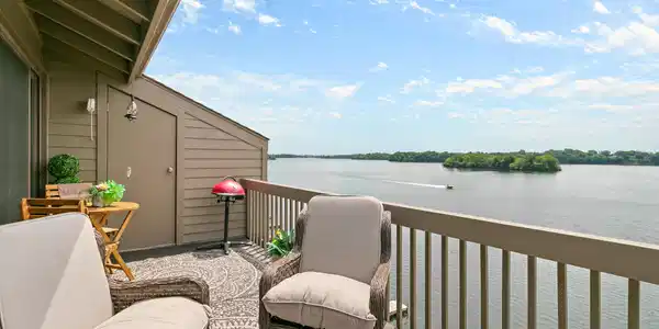 824 Cliffs Drive