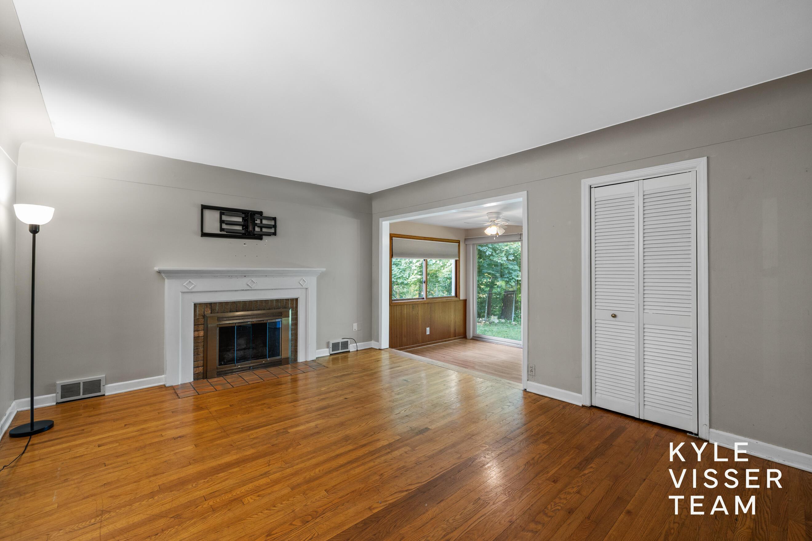 Image 4: Living Room