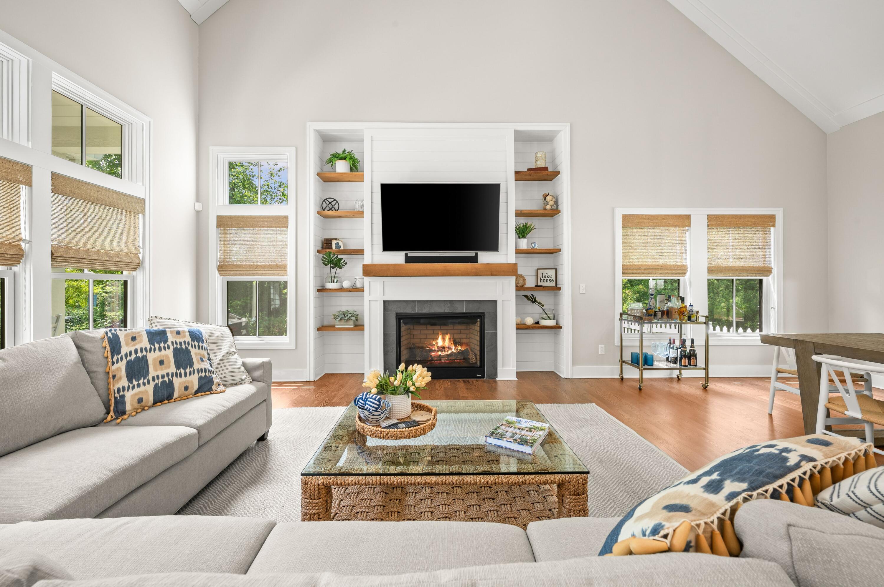 Image 3: Living Room