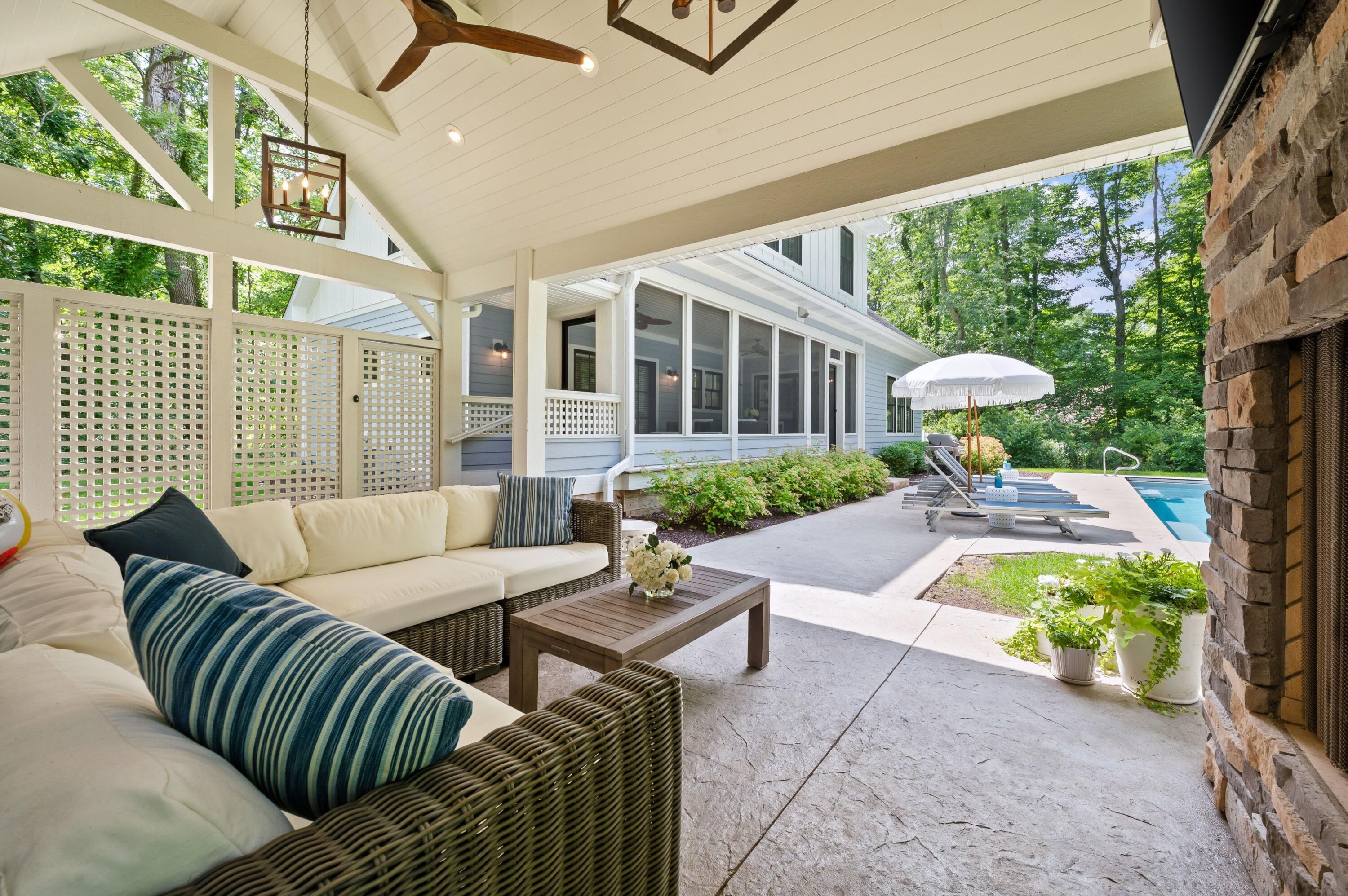 Image 4: Pool house