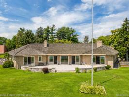 1686 SAINT CLAIR RIVER Drive