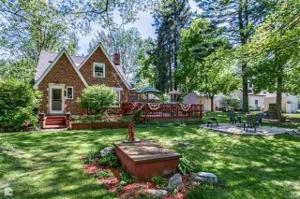 8564 LAKEVIEW DR