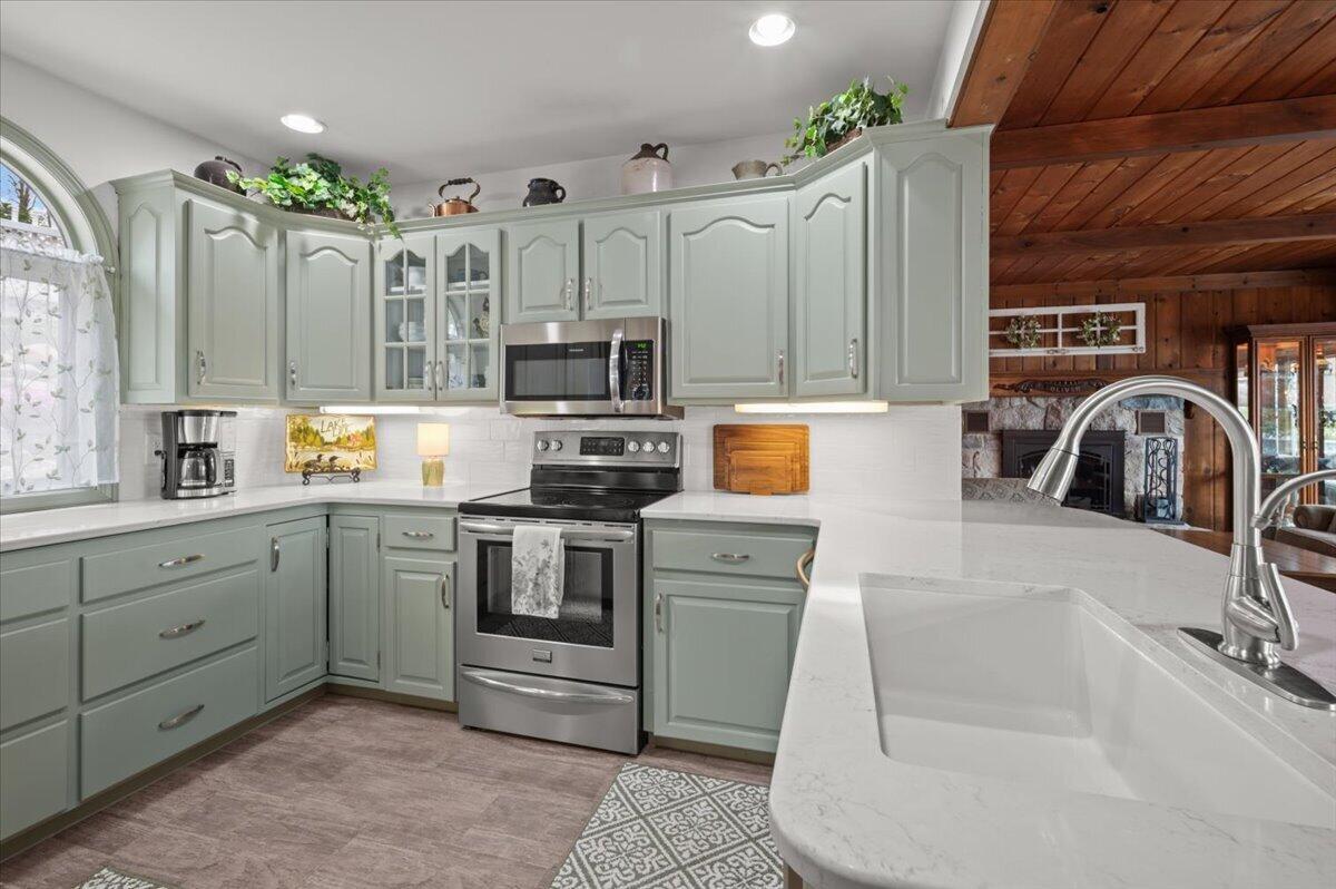 Image 4: 4 Kitchen
