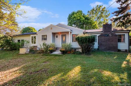 8344 Ellis Road