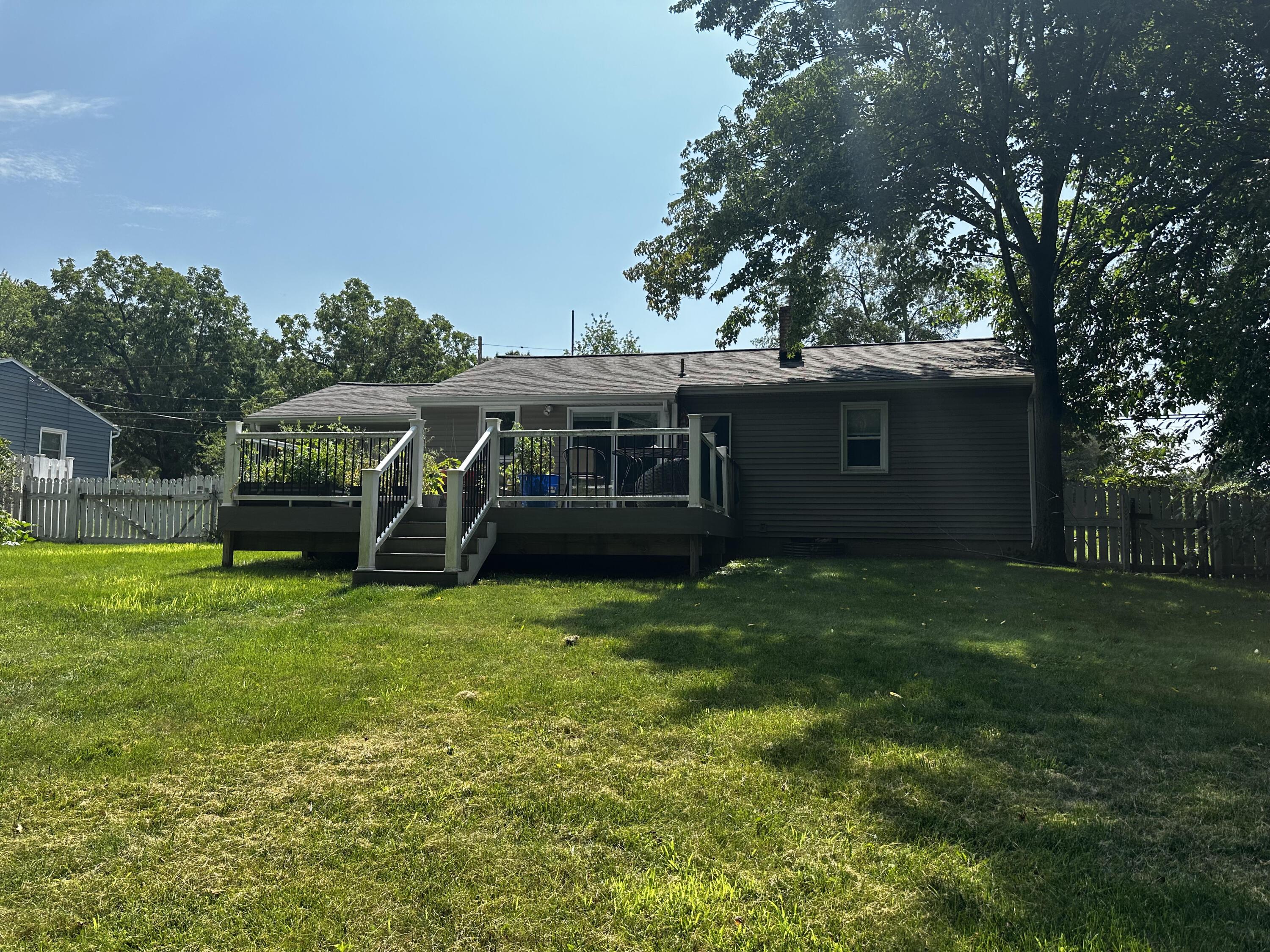 Image 2: 7900 w q back