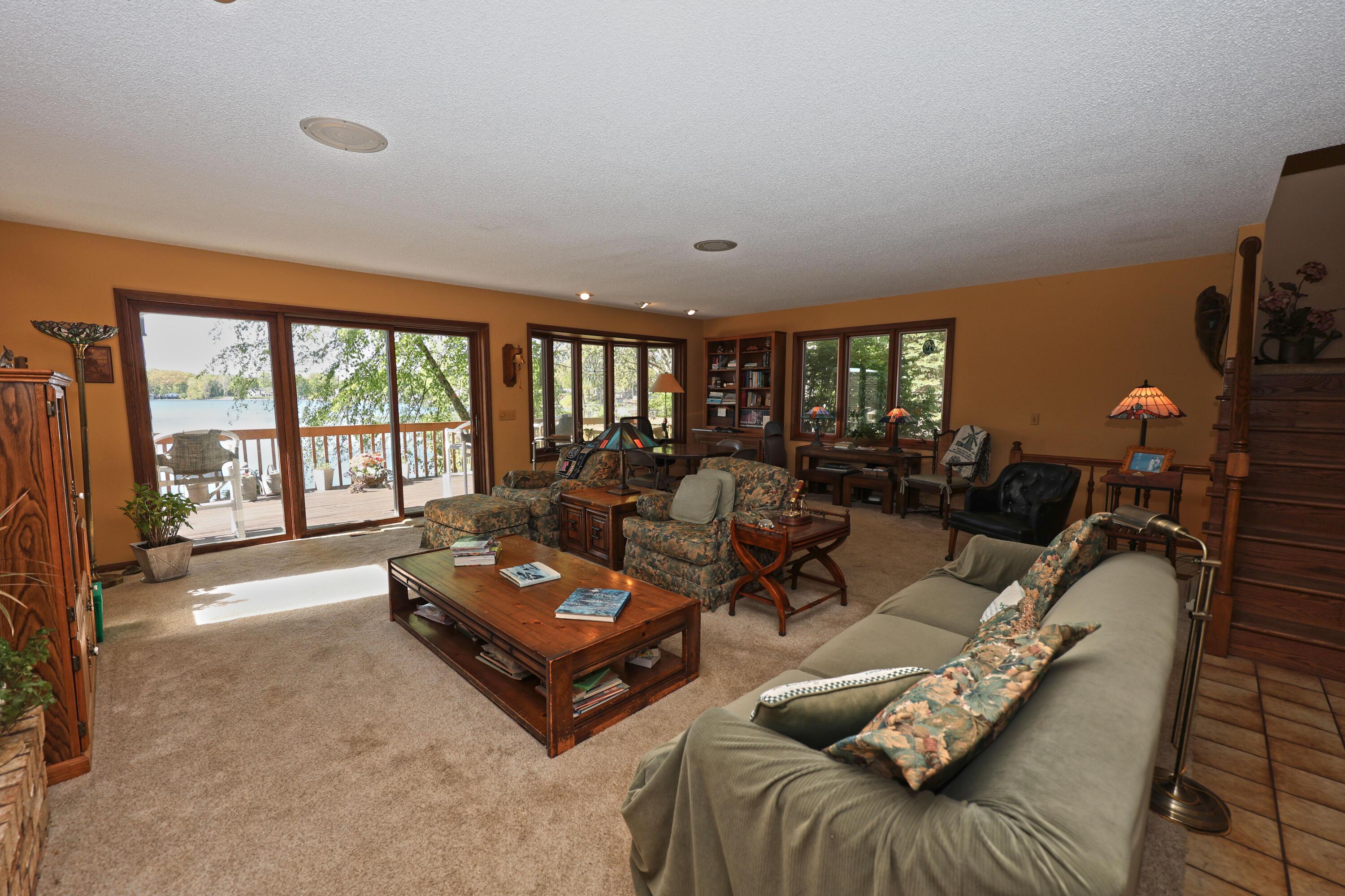 Image 4: Living Room