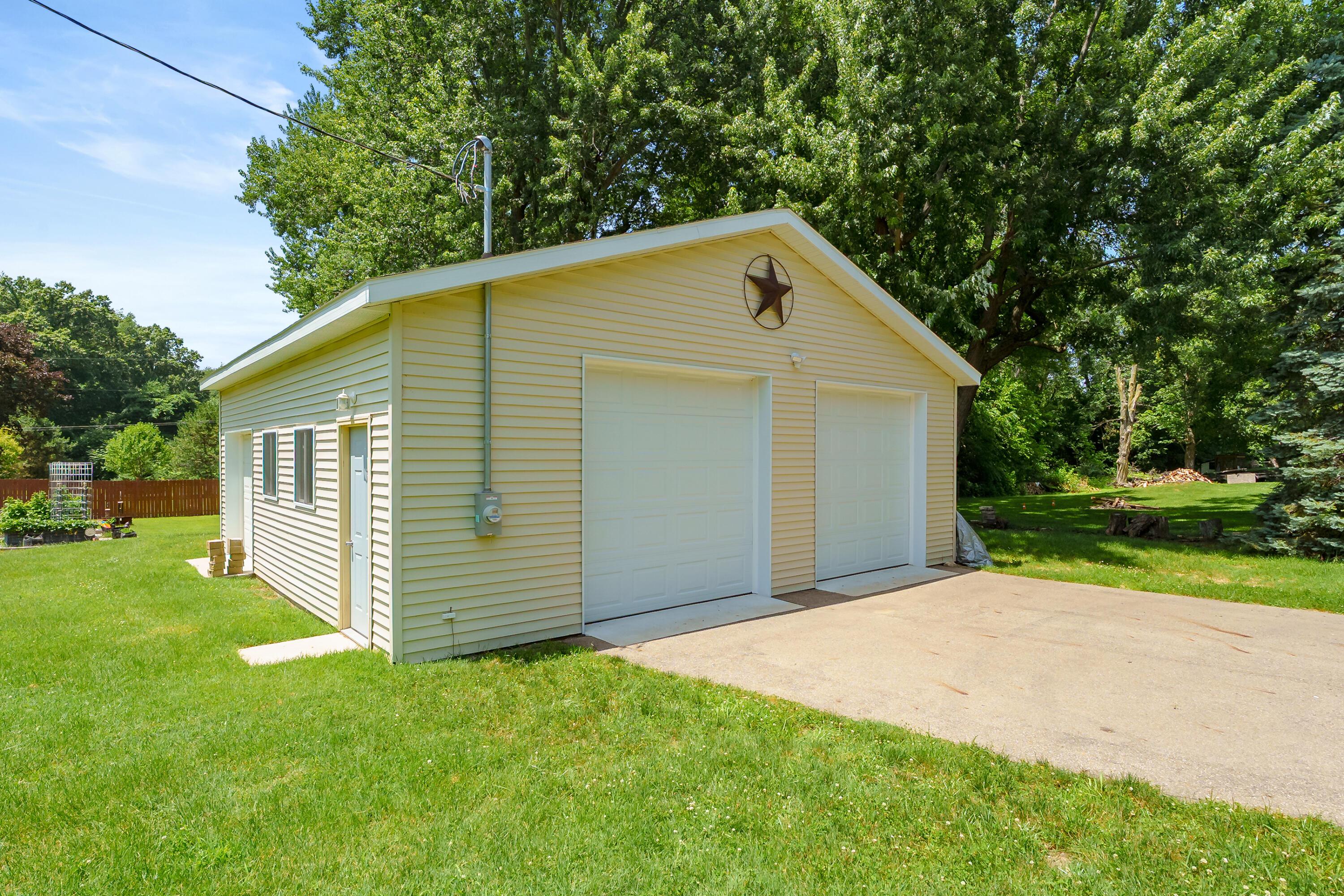 Image 2: LC - Apple Ln 68334 Benton Harbor 49022-
