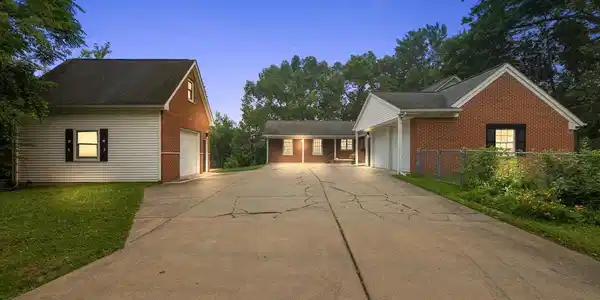 869 Central Drive