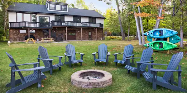 8112 Lakeside Trail