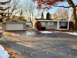 880 PONTIAC Drive