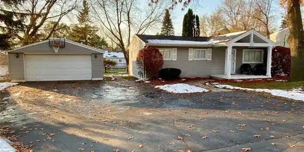 880 PONTIAC Drive