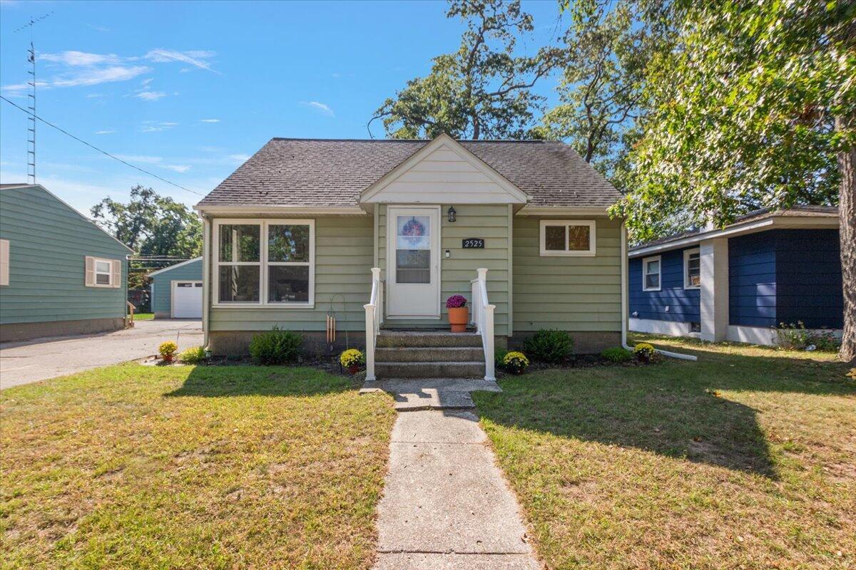 Image 2: 06-2525 Morton Ave Exterior-6