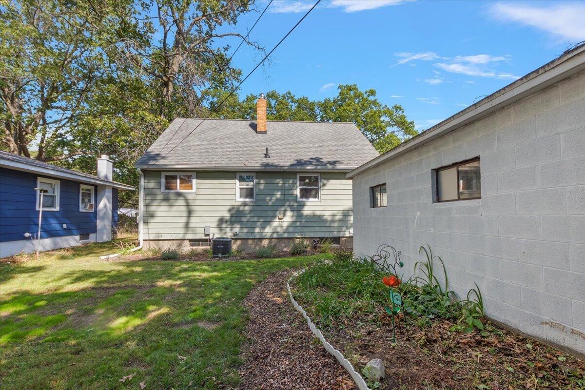 Image 4: 13-2525 Morton Ave Exterior-13