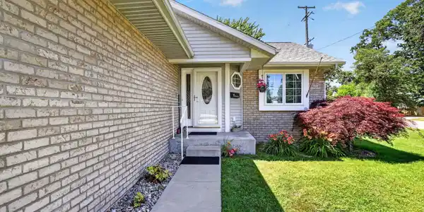 Image 3: 50-web-or-mls-1G1A2012