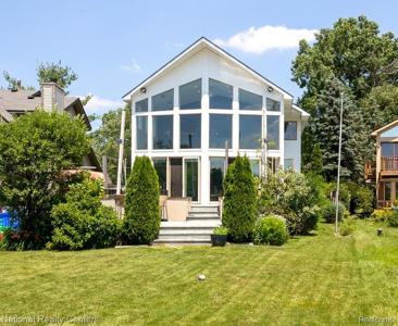 8871 Lakeview Drive