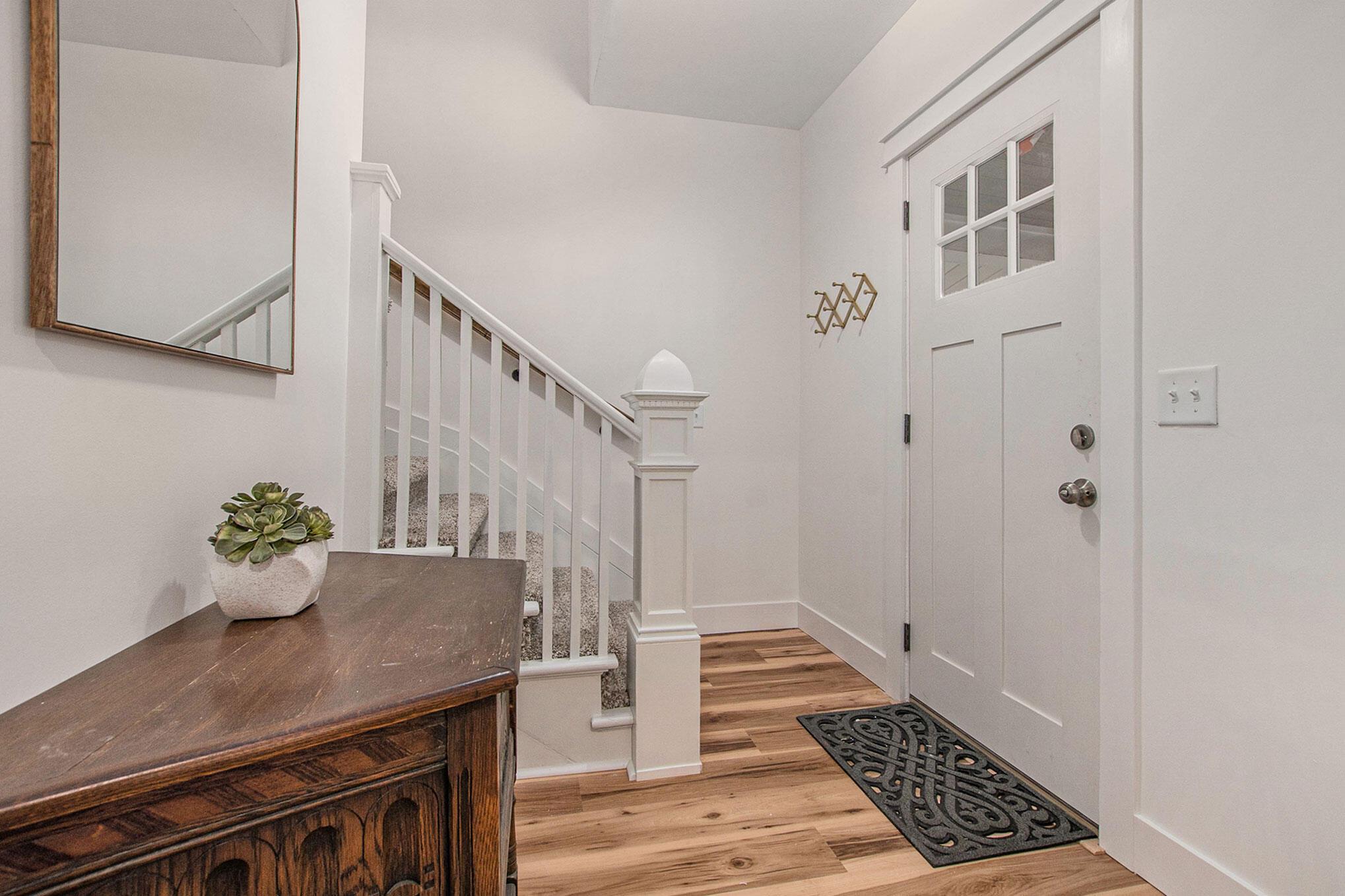 Image 4: Foyer entry