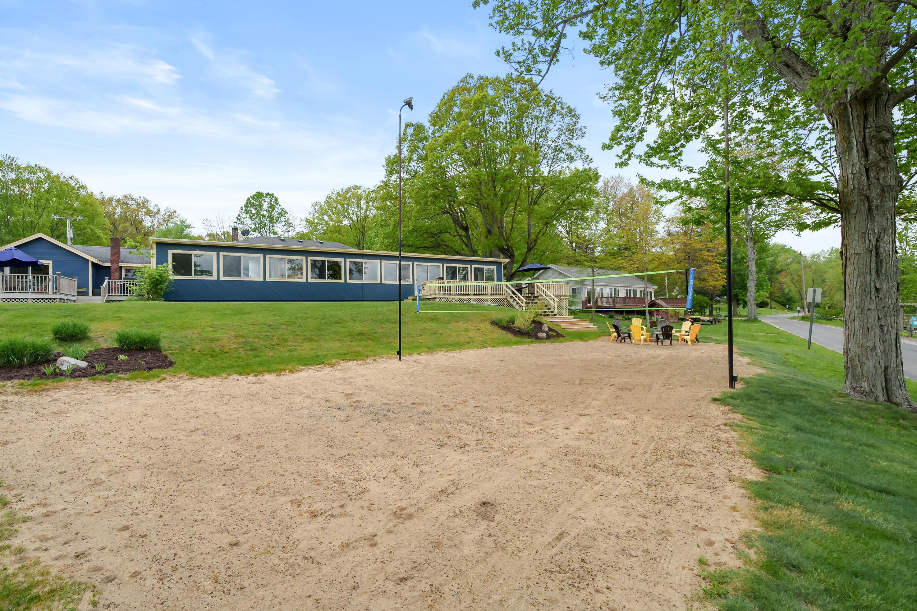 Image 4: 3 Acres of Waterfront Recreation