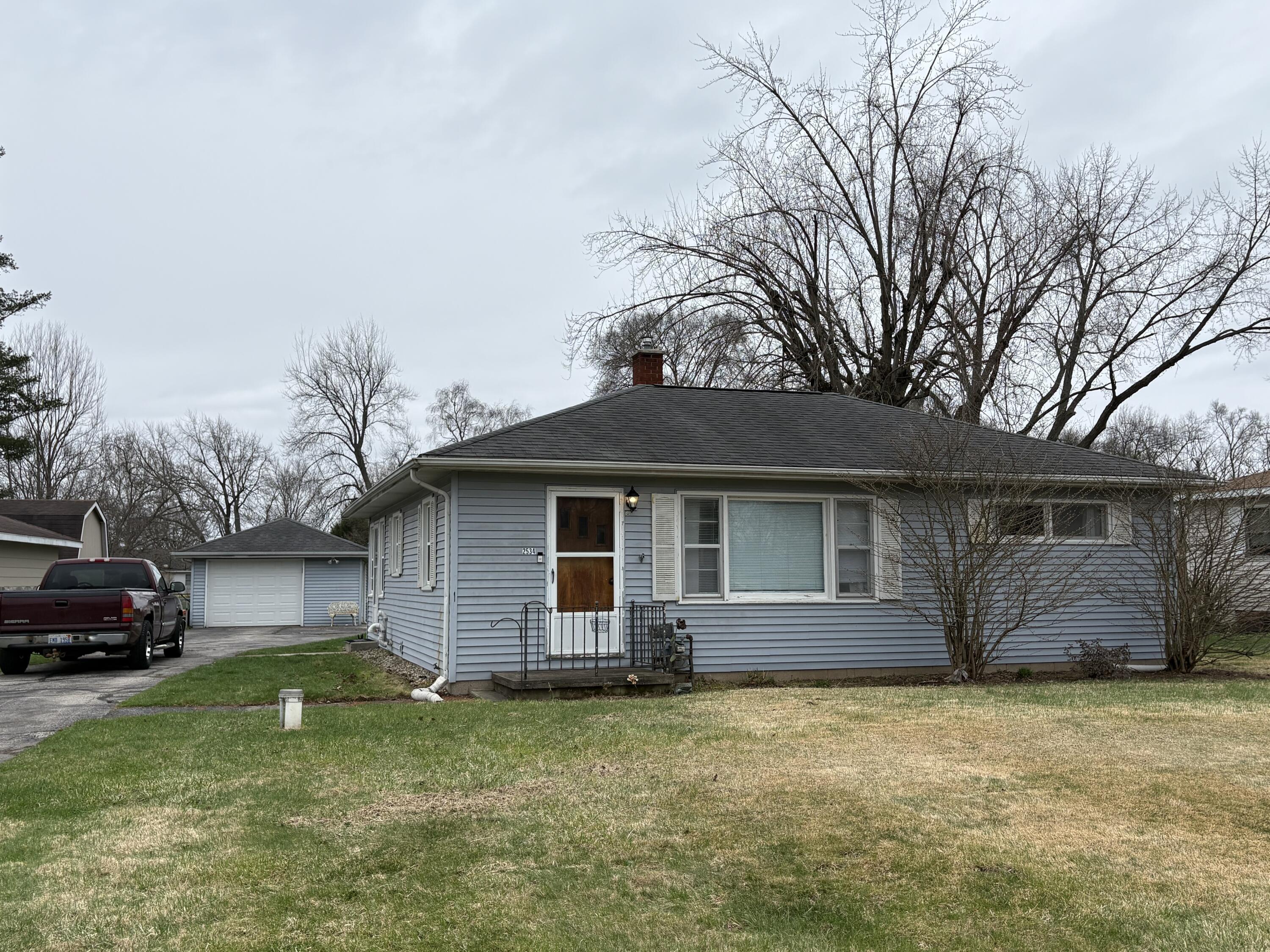 Image 1: 2534 Lake Shore Dr