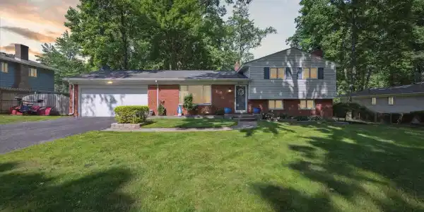 5605 Kingfisher Lane