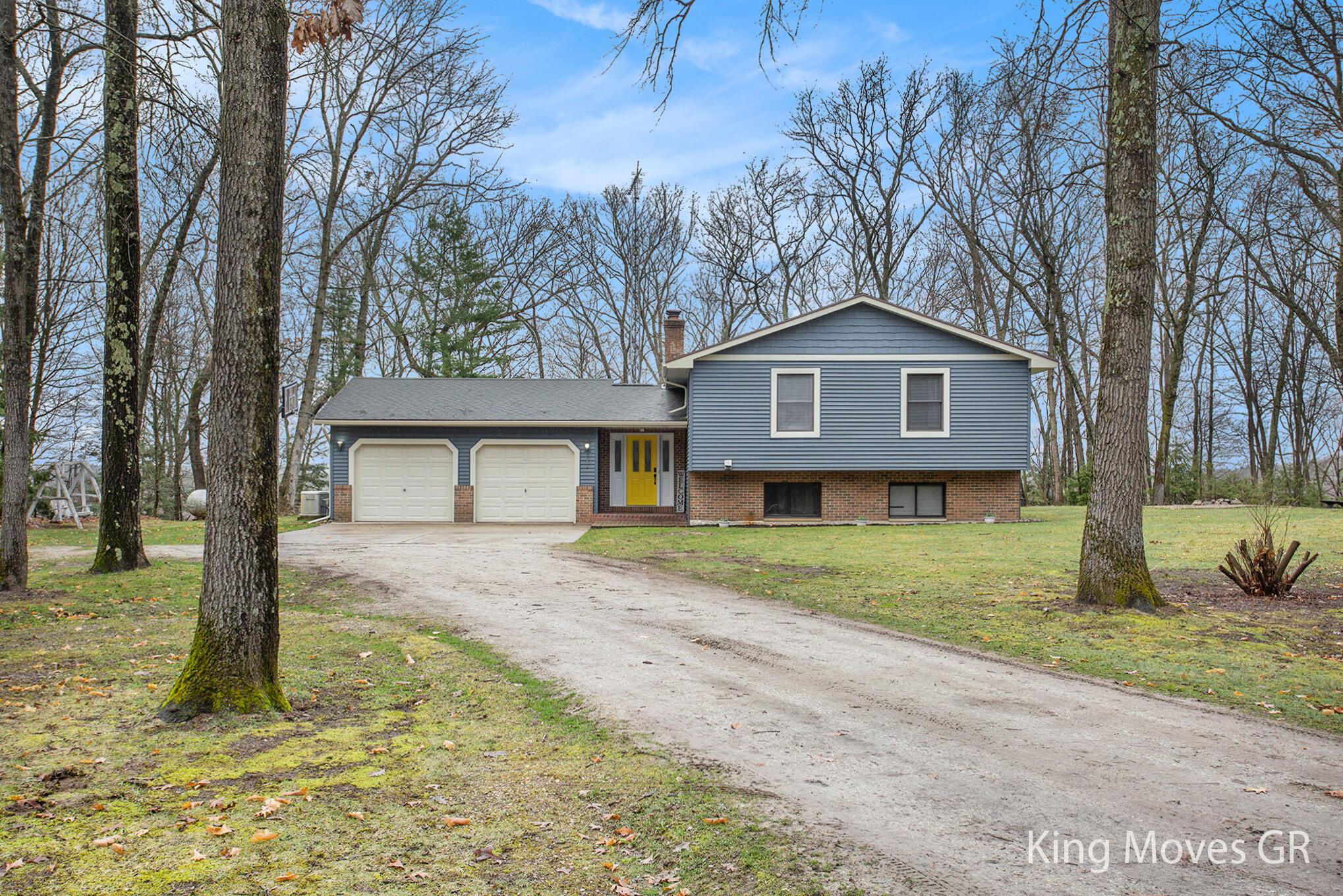 Image 3: 4 bed/2 1/2 baths