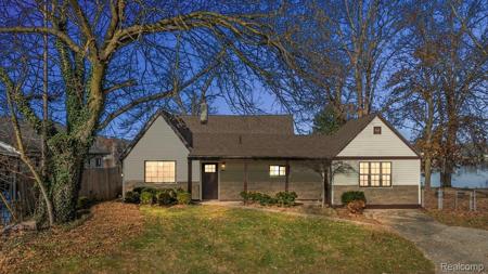 9492 Roundlake Boulevard