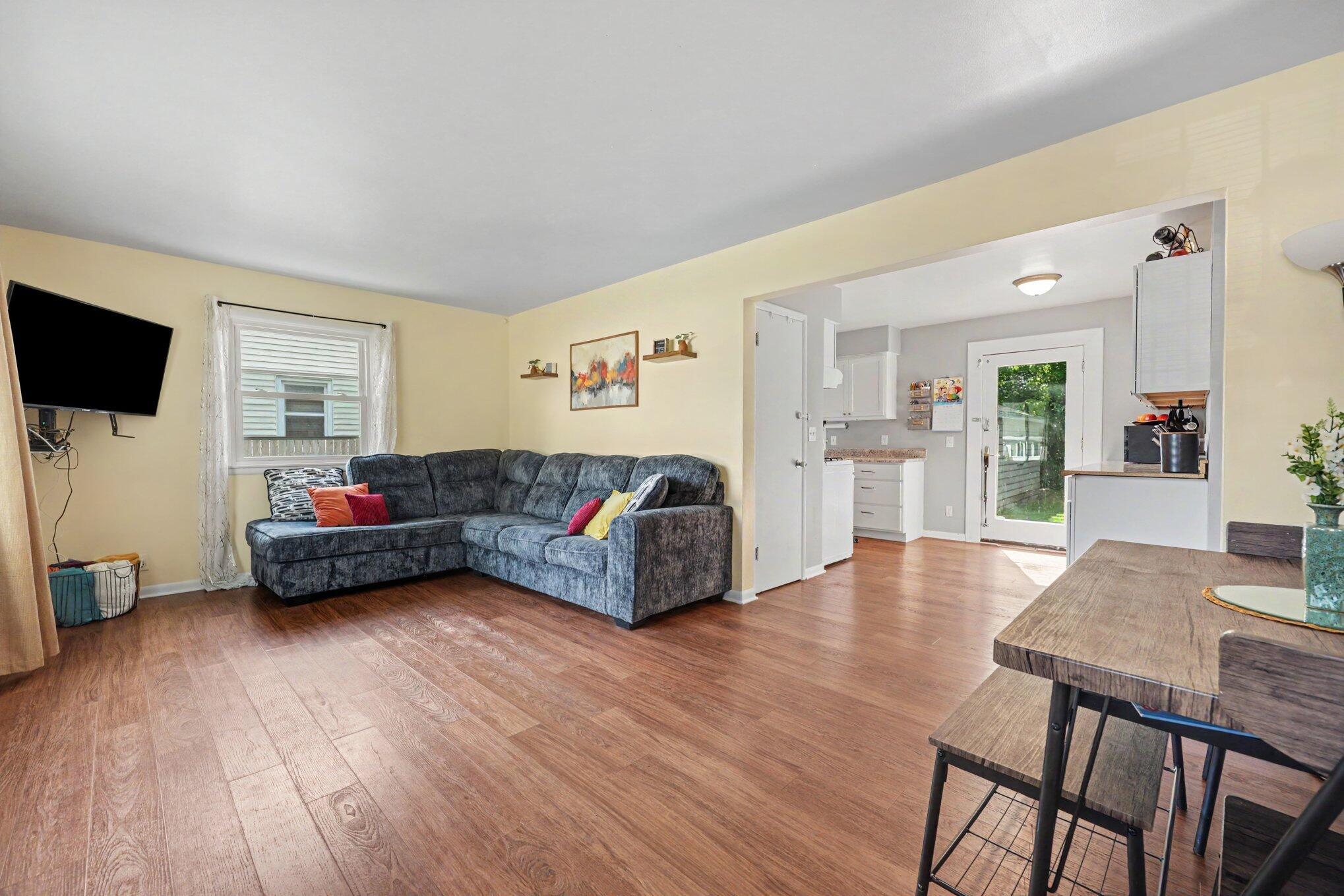 Image 4: Living Room