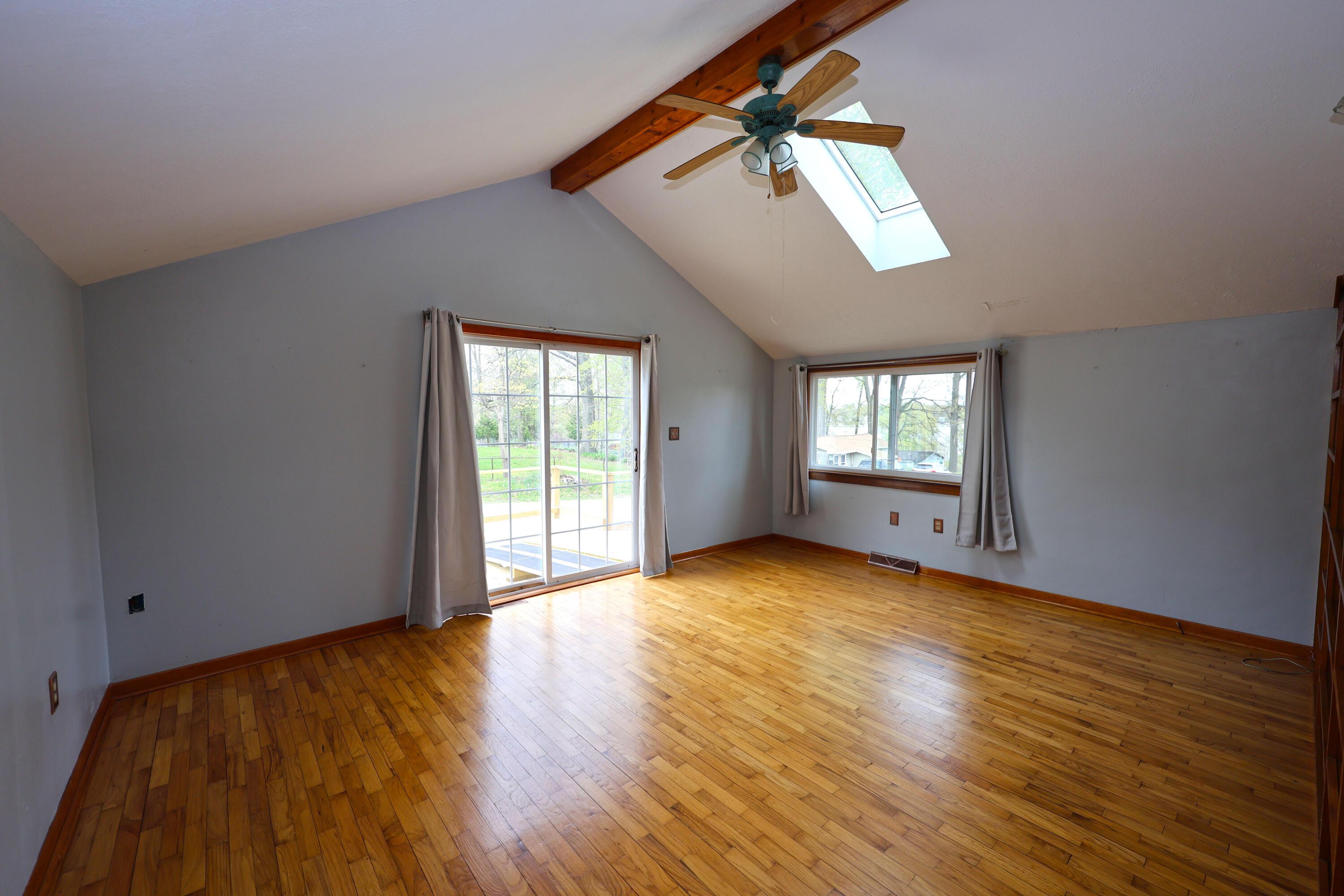 Image 3: Living Area.