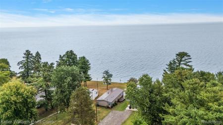 8723 Lakeshore Road