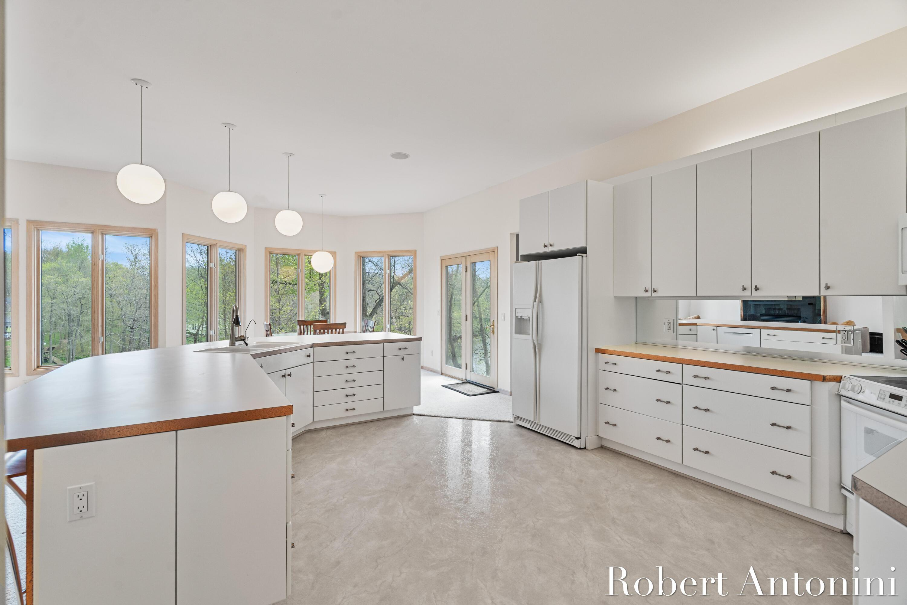 Image 3: Large Kichen