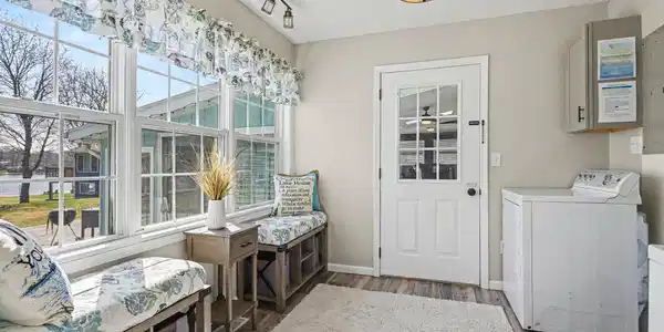 Image 4: 1 house entrance