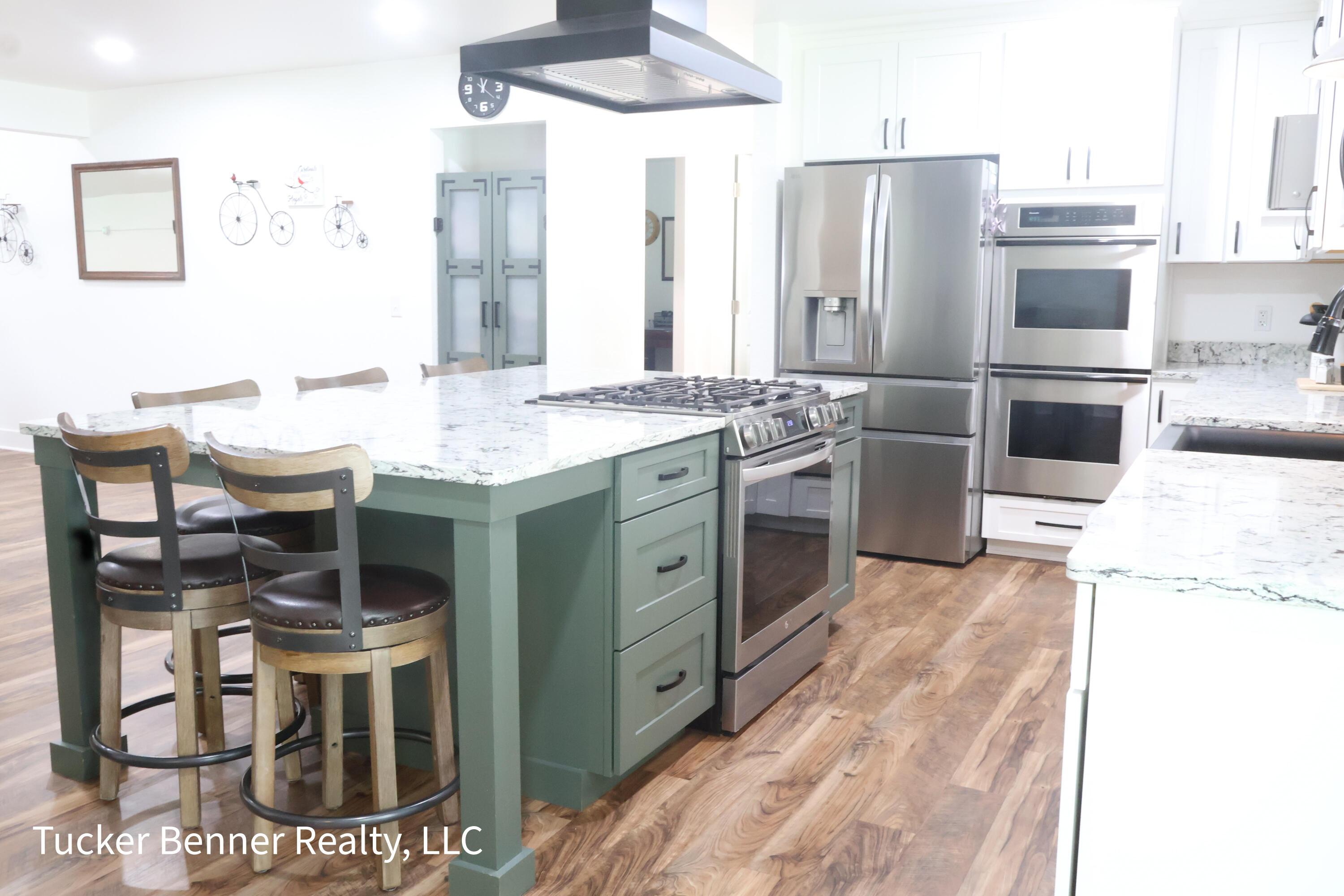 Image 3: Kitchen