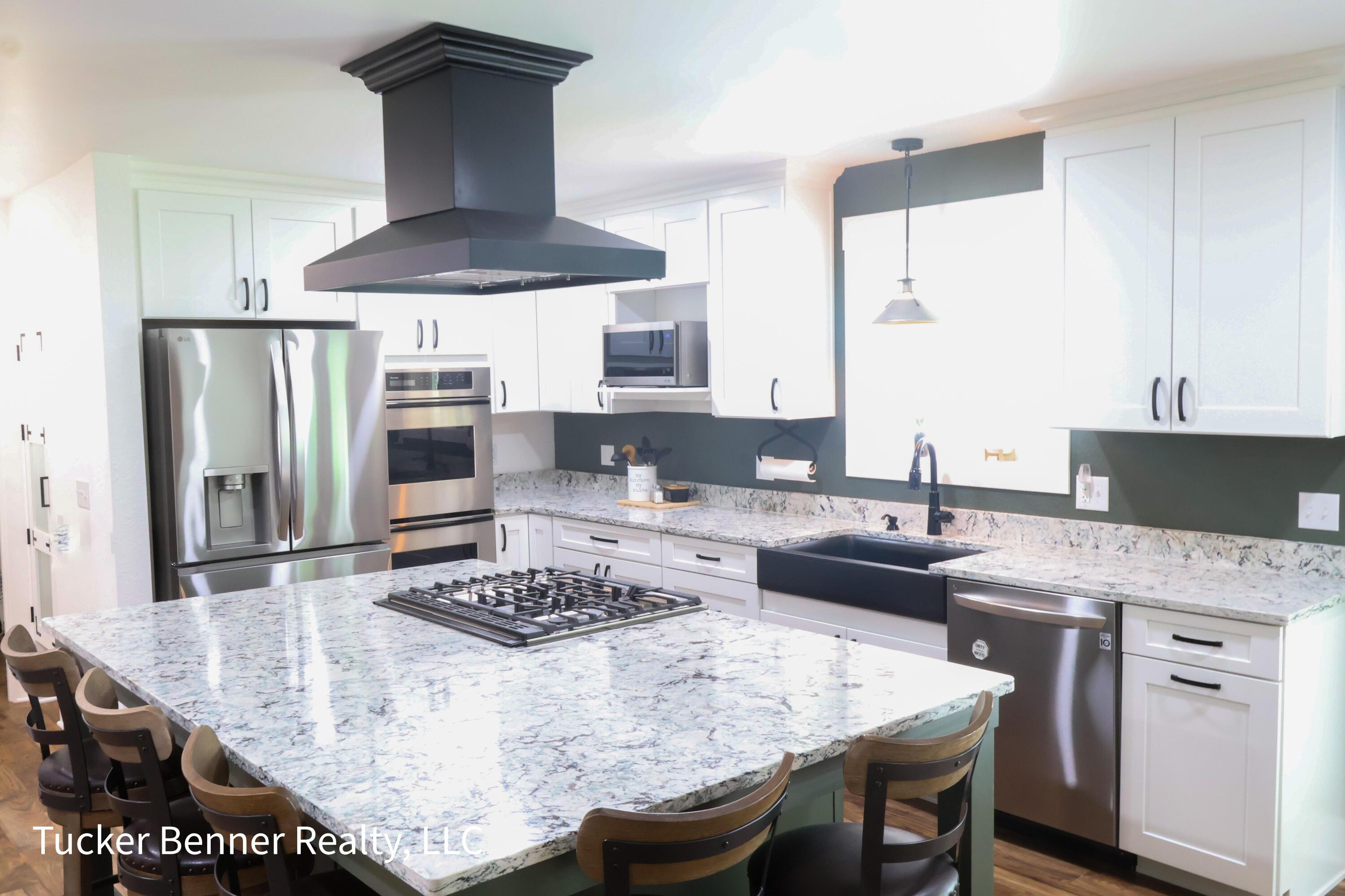 Image 4: Kitchen