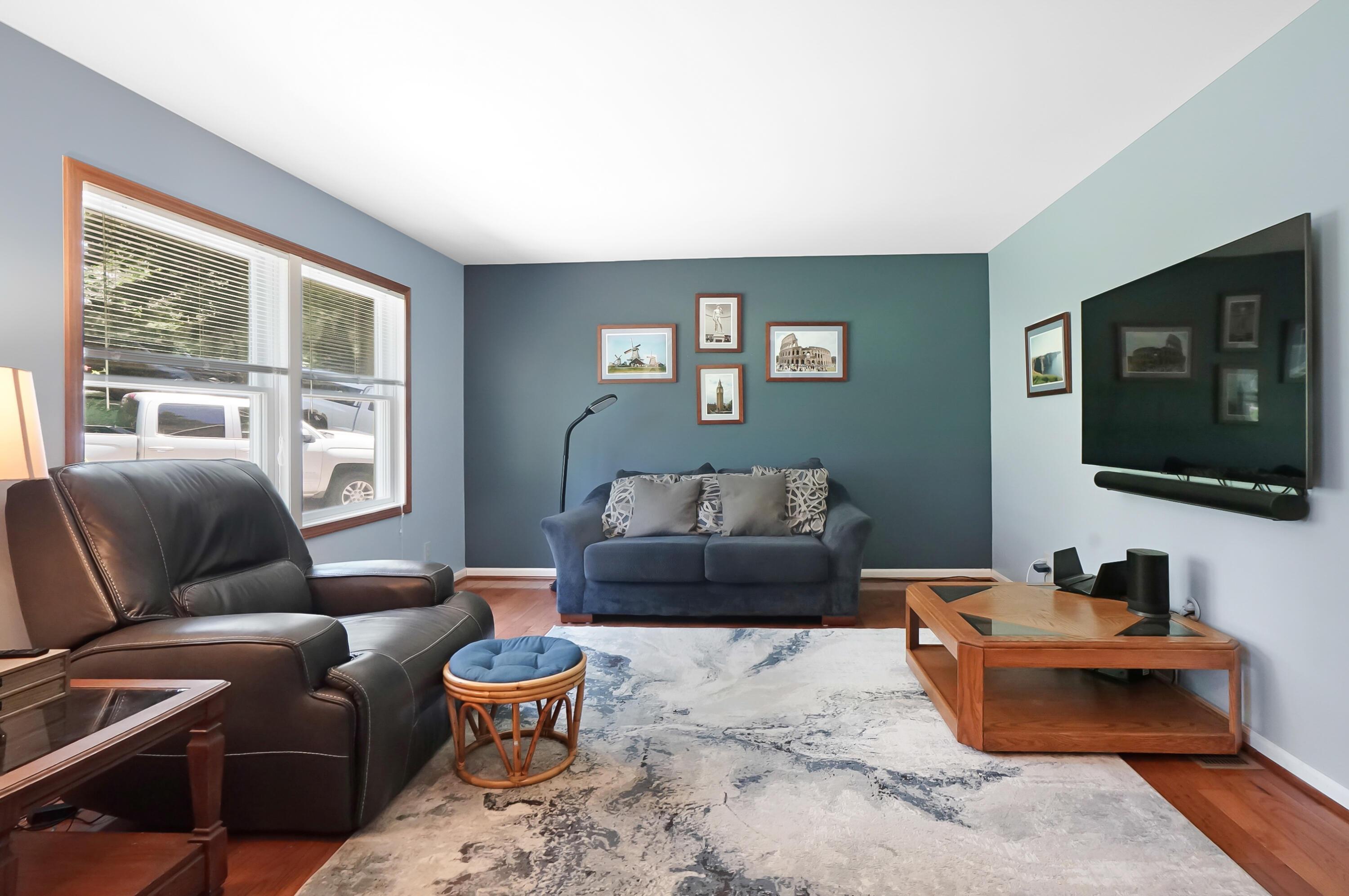 Image 2: Living Room