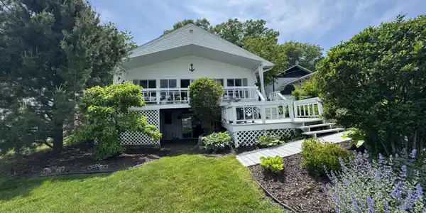 16933 Royal Lane