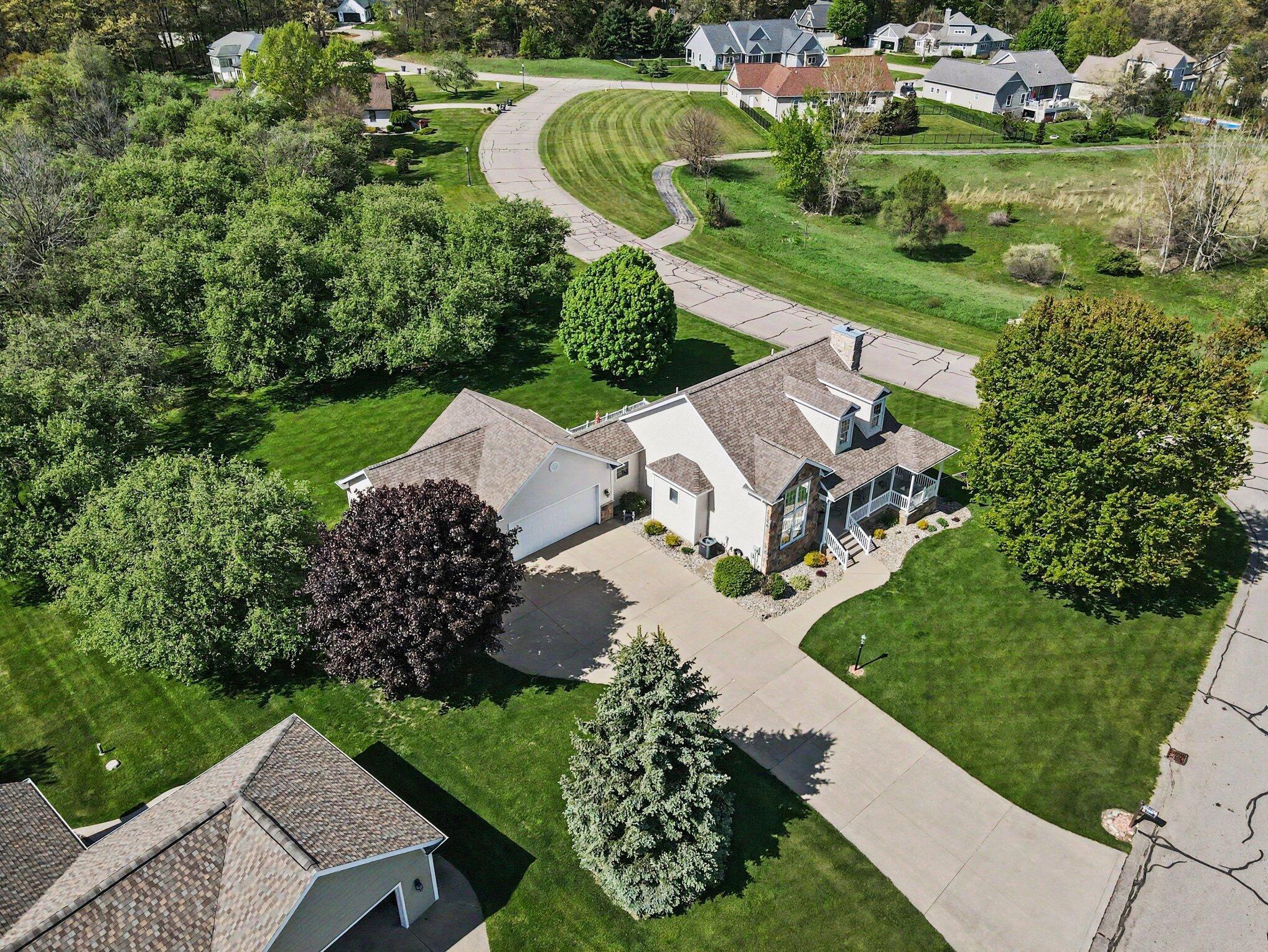 Image 2: CORNER LOT, TRAILS