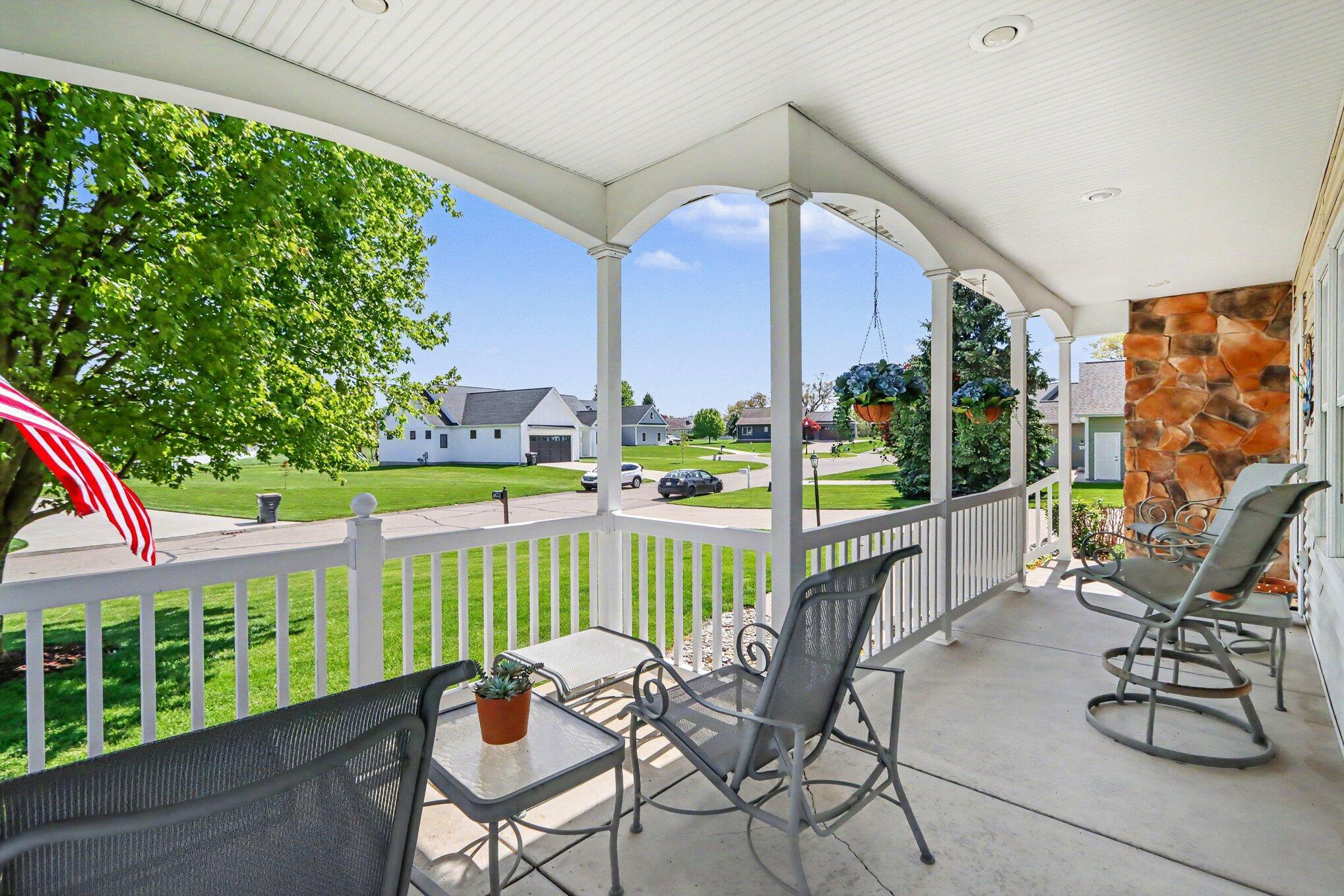 Image 3: Grand, covered front porch