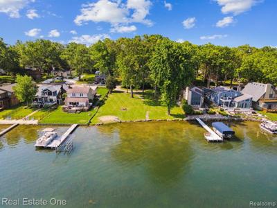3951 WOODLAND Drive