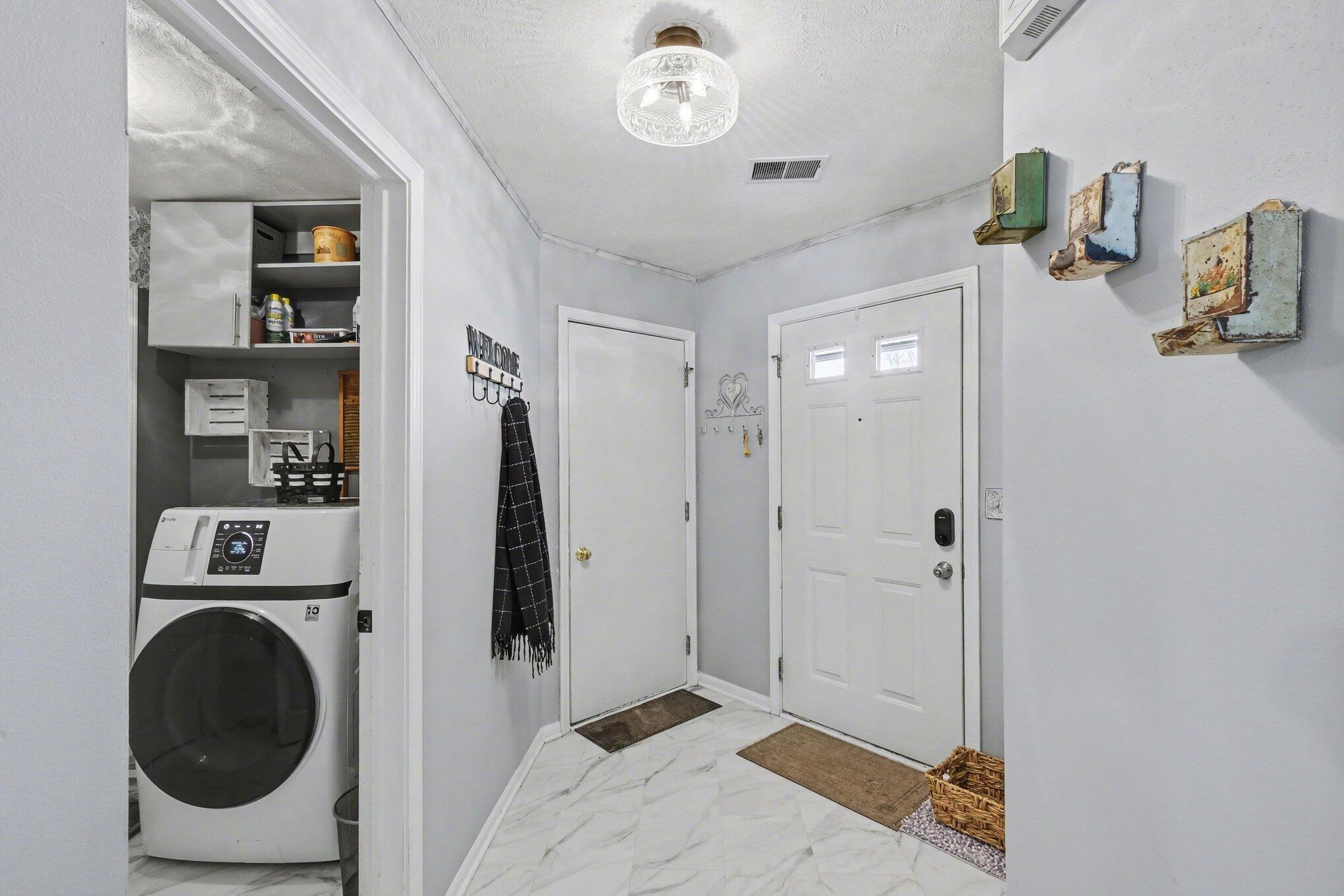 Image 4: Entryway
