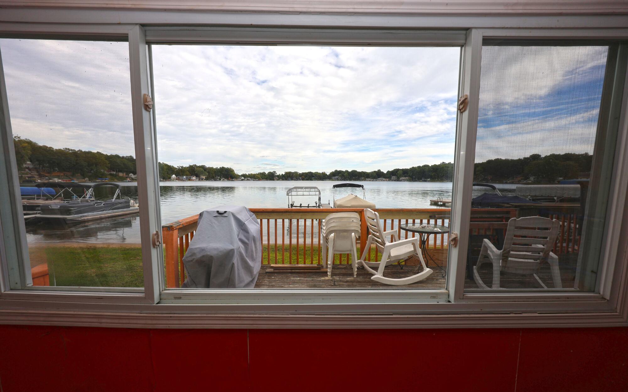 Image 2: Interior View of Lake