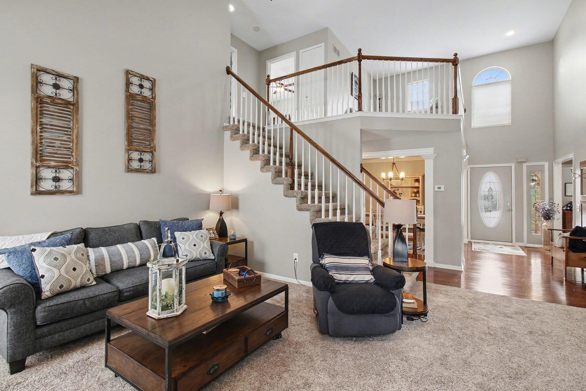 Image 4: Living room and loft