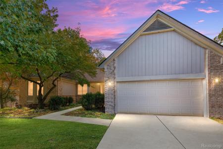 3120 Point Of The Woods Drive