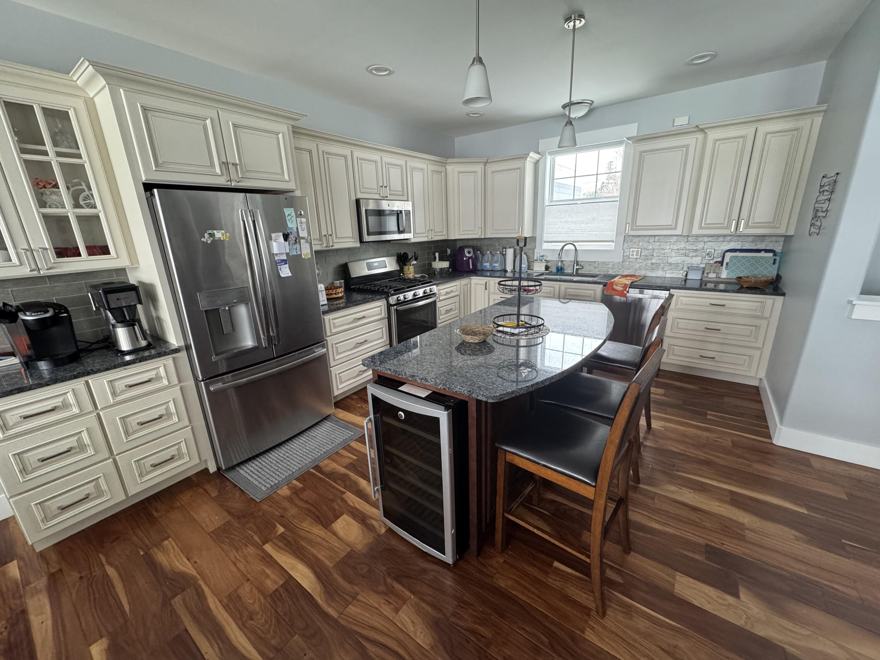 Image 4: Kitchen with Island