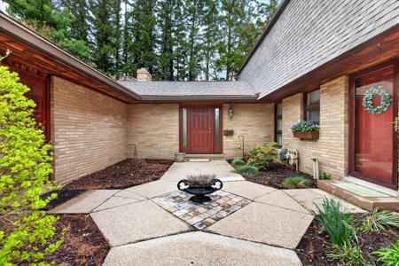 2727 S Lakeshore Drive