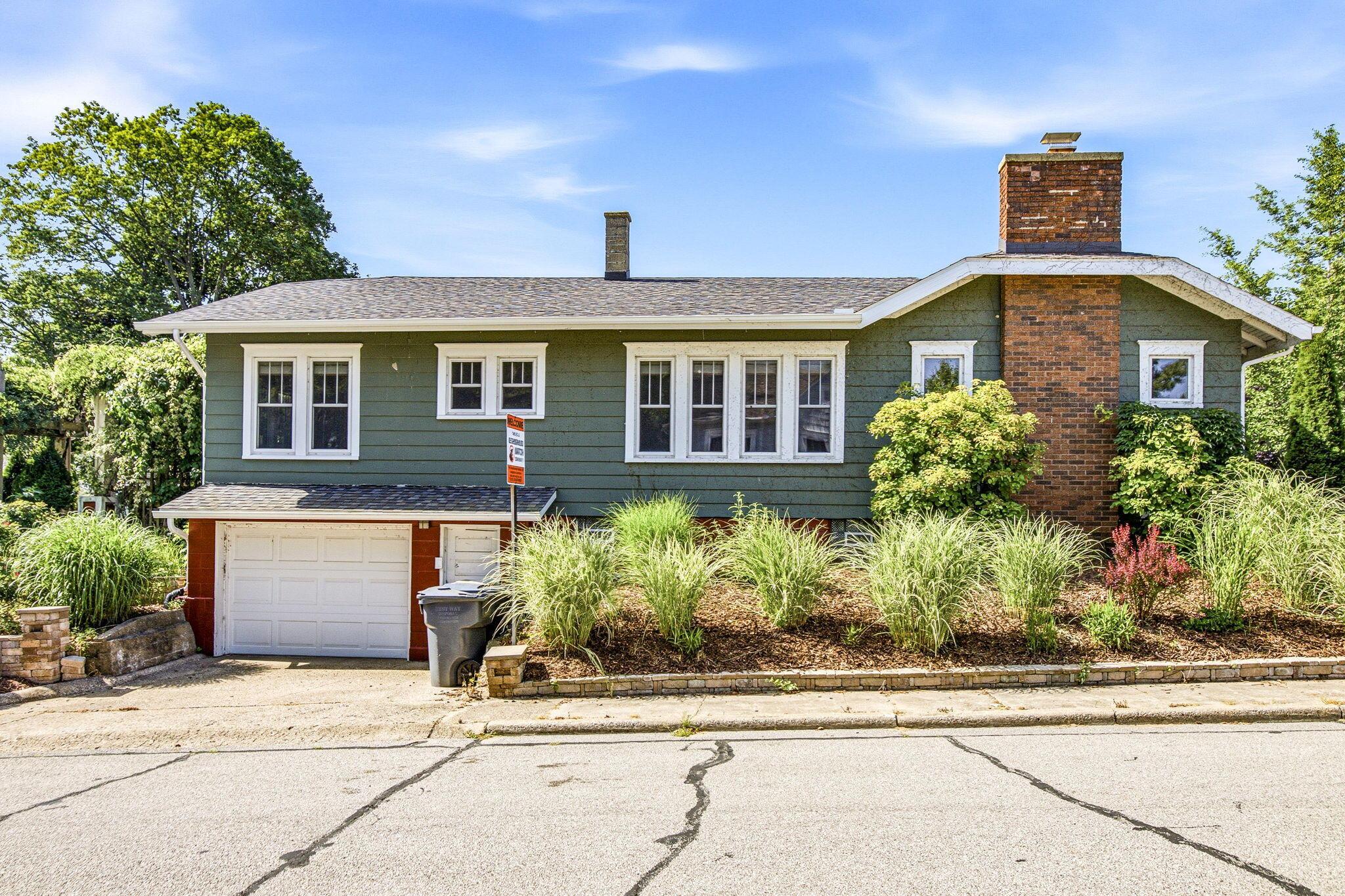 Image 1: 1-web-or-mls-2501Lakeview_SkyVibeMedia-4