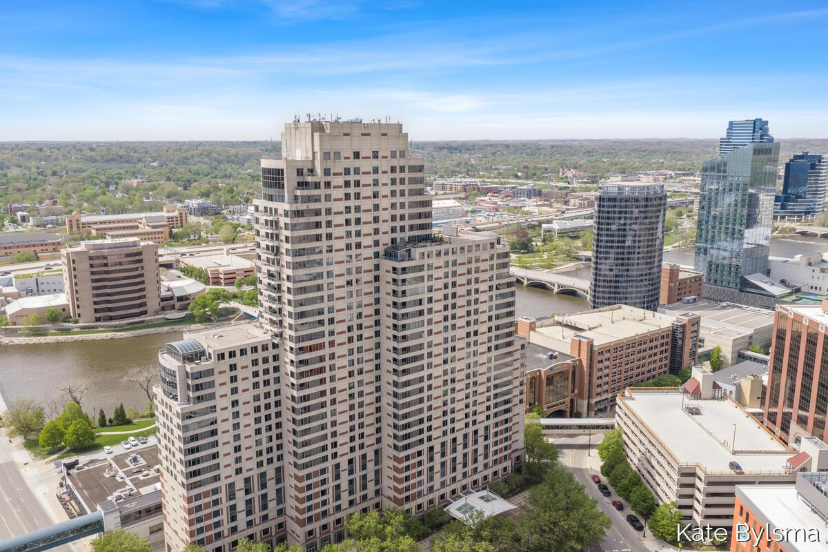 Image 1: 33-Campau_204