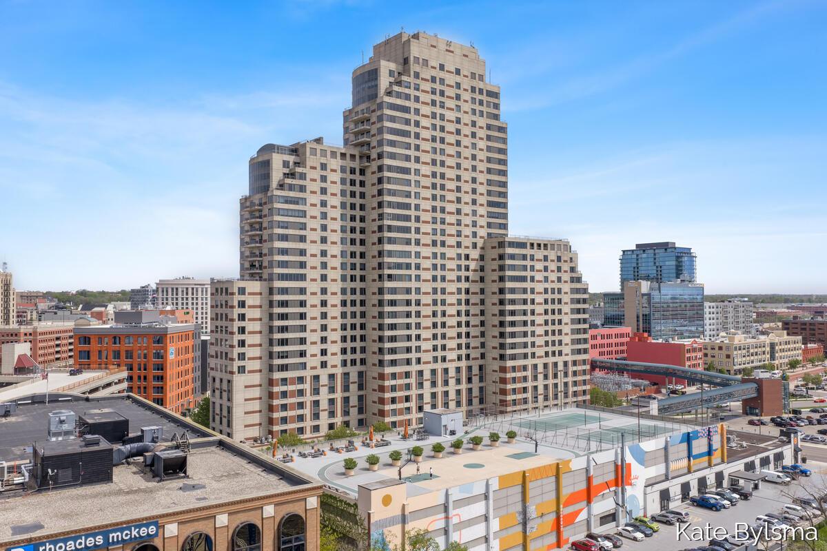 Image 3: 33-Campau_202