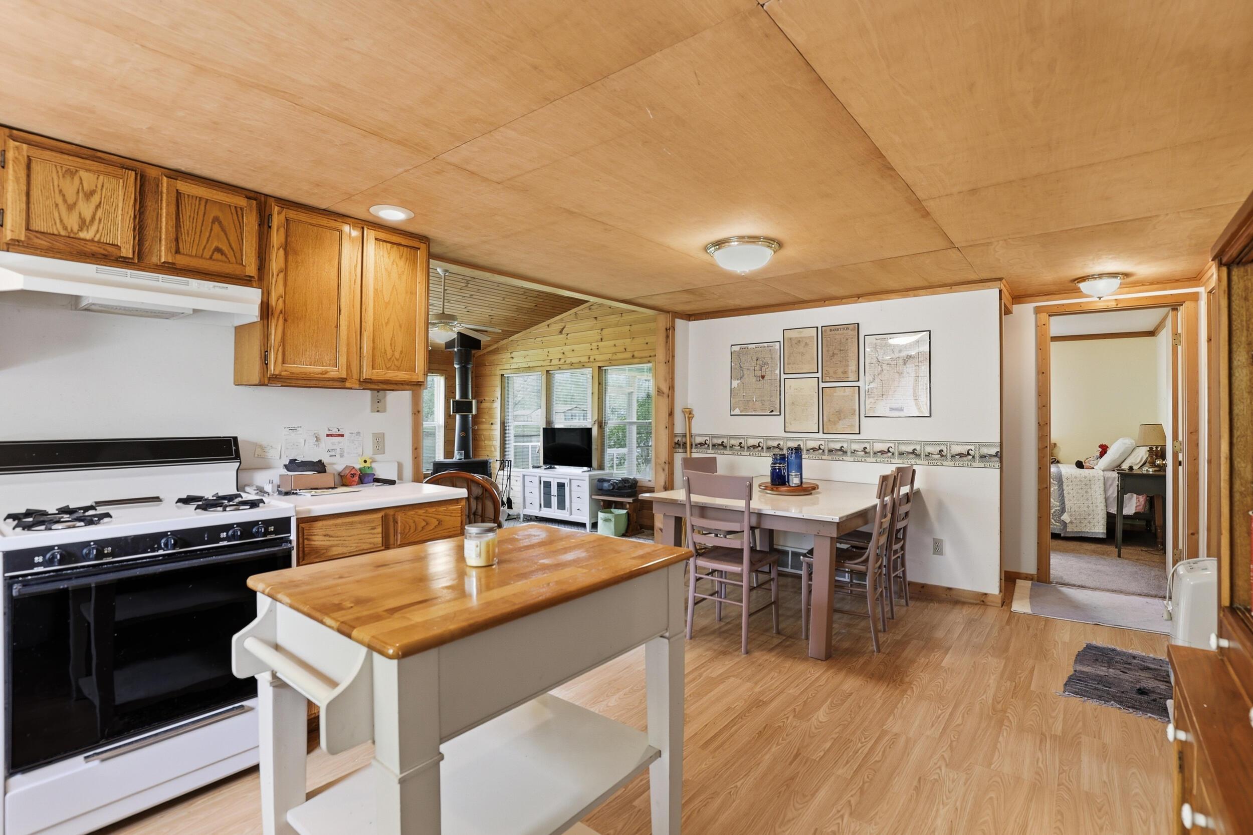 Image 3: 3 Kitchen