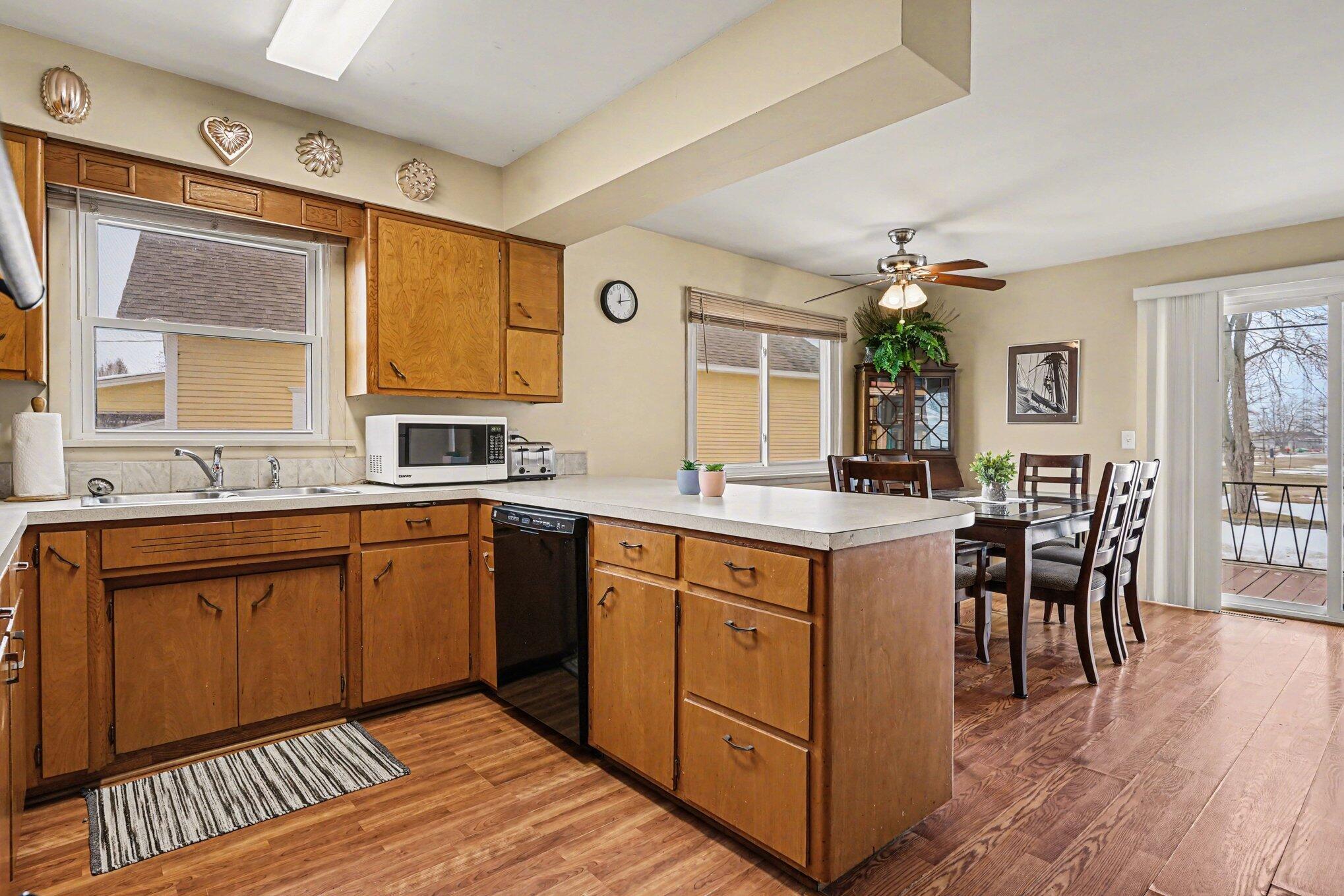 Image 4: Kitchen