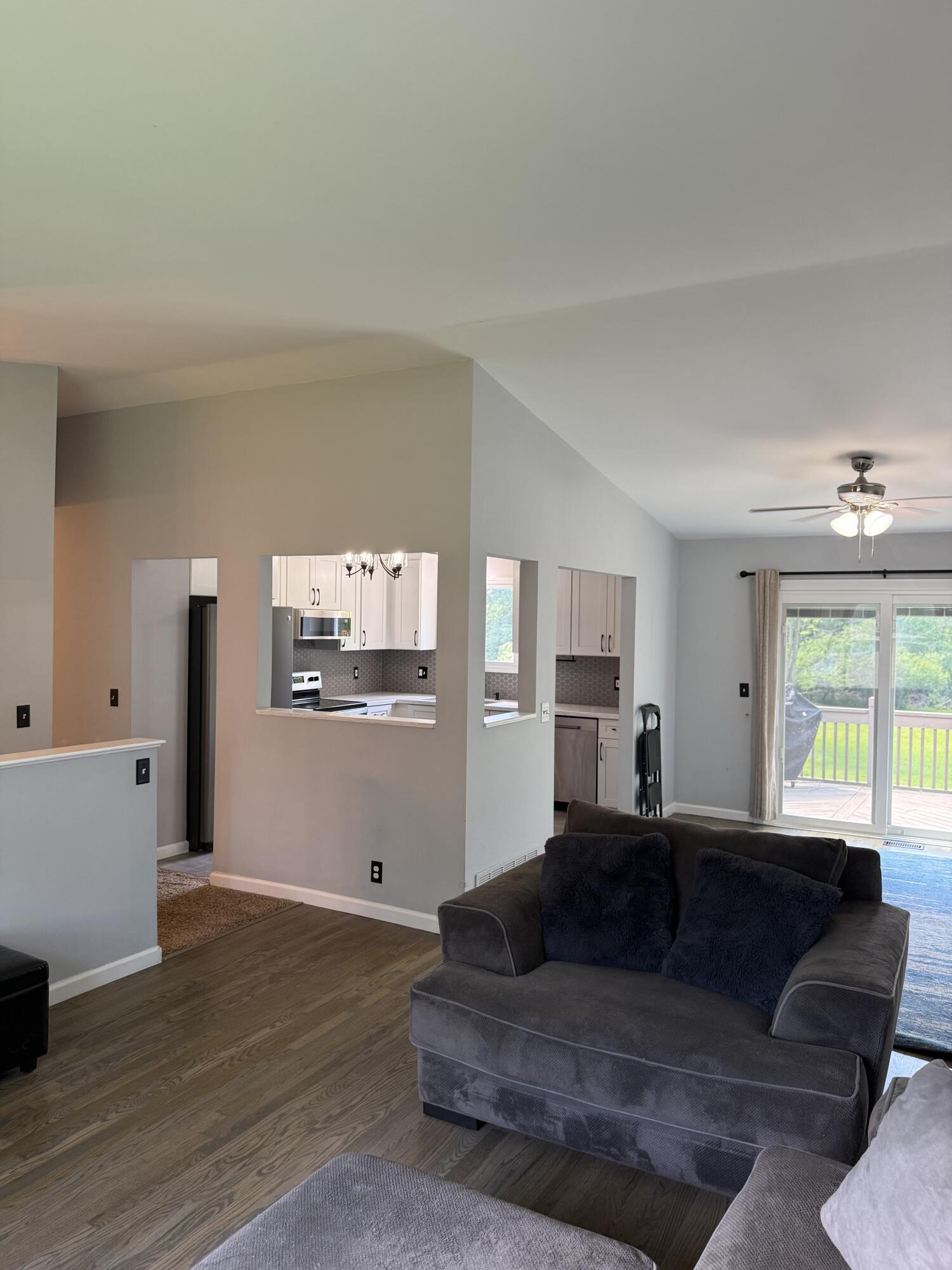 Image 4: Dining/Living